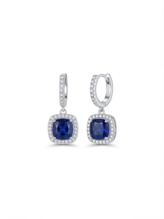 Cercei argint - Design Halo aristocratic: Cununia de micro-zirconii albe pune în valoare perla centrală, amplificându-i strălucirea organică și reflexiile sidefate.Bandă fină lucioasă: Brațul inelului are un design m
