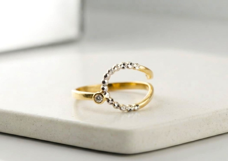 bijuterii aur - Inel Asimetric din Aur 14K Bicolor cu Linie Spiralată în Formă de S și O Zirconie – 2.44g