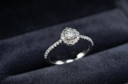 inele cu diamant - Inel de Logodnă din Aur Alb 14K cu Diamant Central, Halo și Șină Pavată 0.22 ct