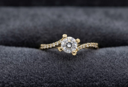 inele cu diamant - Inel de Logodnă din Aur Galben 14K cu Diamant Central Solitar și Șină Pavată Asimetric 0.40 ct