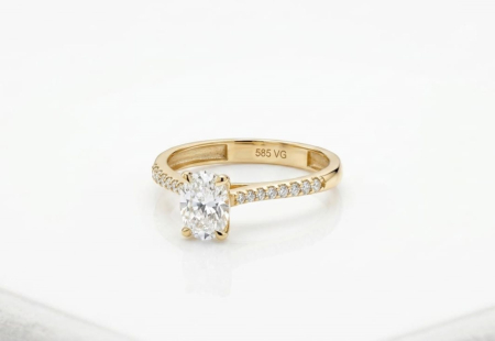 inele de logodna aur 14k - Inel de Logodnă din Aur Galben 14K „Oval Sparkle” – Cu Cristal Oval și Bandă Pavată