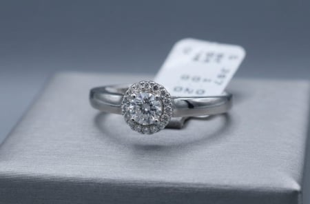 bijuterii diamant - Inel de Logodnă Halo din Aur Alb 18K cu Diamant Central și Pavaj