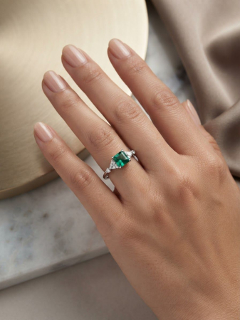 Inel argint 925 - Inel din Argint 925 cu Piatră Verde Emerald Cut și Cristale Zirconiu – Elegance Royal