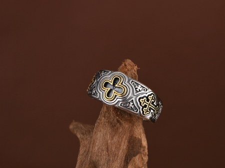 bijuterii barbati - Inel din Argint 925 „Templar Cross” – Bandă Lată cu Simboluri Sacre și Detalii Aurii