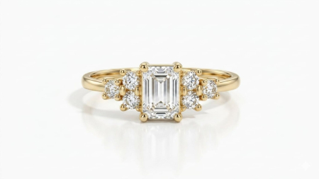 inele de logodna aur 14k - Inel din Aur 14K cu Piatră Emerald Cut și Umeri Cluster – Rafinament Arhitectural și Strălucire Vintage