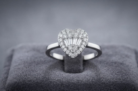 inele cu diamant - Inel din Aur Alb de 14K cu Inimă din Diamante – Eleganță și Strălucire Romantică