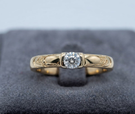 inele cu diamant - Inel din Aur Galben 14K cu Diamant Natural în Montură Semitensiune și Șină Gravată