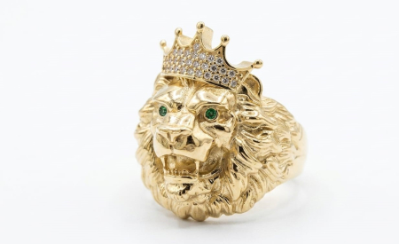 INELE BARBATI - Inel Ghiul din Aur Galben 14K pentru Bărbați Model Leu cu Coroană și Ochii Verzi