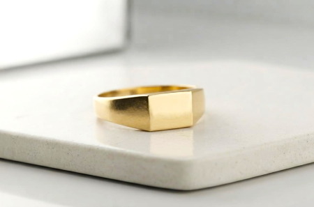 INELE BARBATI - Inel Ghiul Minimalist din Aur Galben 14K cu Plăcuță Rectangulară – 2.53g