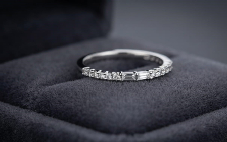 inele cu diamant - Inel Half-Eternity din Aur Alb de 14K cu Diamante – Rafinament Geometric