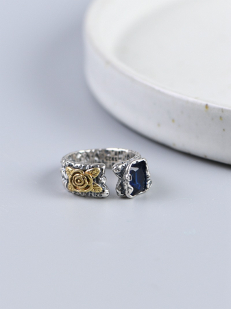 Inel argint 925 - Inel Reglabil din Argint 925 „Midnight Rose” – Design Texturat cu Trandafir Auriu și Cristal Albastru