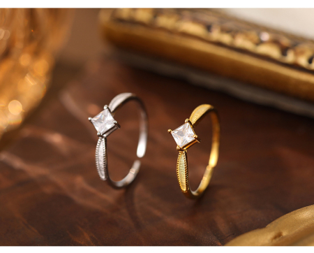 Inel argint 925 - Inel Reglabil din Argint 925 Placat cu Aur „Princess Aura Gold” – Cu Cristal Pătrat și Bandă Texturată