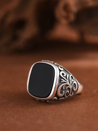 bijuterii barbati - Inel Sigiliu din Argint 925 „Royal Onyx” – Cu Piatră de Onix Negru și Model Filigran Baroc