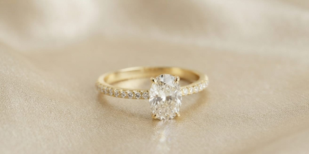 Inele aur 14k - Inel Solitar din Aur Galben 14K cu Piatră Ovală și Șină Pavată cu Zirconiu