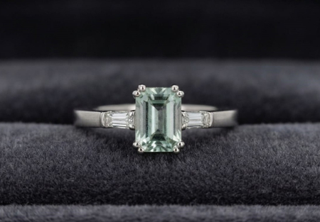inele cu diamant - Inel Trilogy din Aur Alb 14K cu Gemă Centrală Emerald Cut și Flancuri din Diamante Baguette
