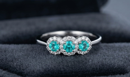 bijuterii diamant - Inel Trilogy din Aur Alb 18K cu 3 Smaralde și Halo de Diamante Naturale