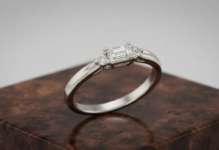 bijuterii diamant - Inel Trilogy Minimalist din Aur Alb 14K cu Diamant Emerald Cut și Accente Brilliant
