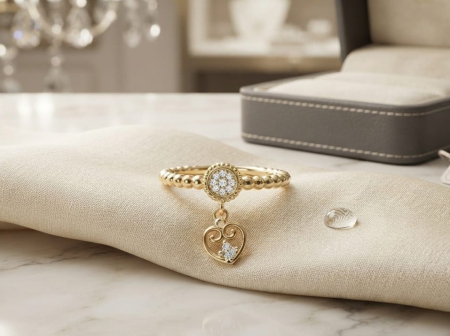 bijuterii aur - Inelul din aur galben de 14K cu bandă texturată, disc pavat și charm inimă