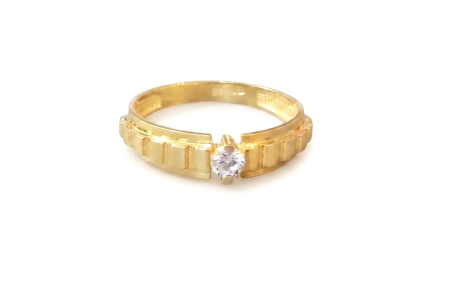 inele de logodna aur 14k - Inelul din aur galben de 14K, cu o greutate de 2,40 grame și design geometric canelat cu piatră centrală