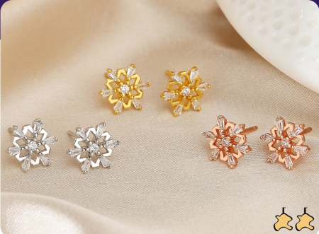 Cercei argint - Material: Argint 925 autentic (Sterling Silver)Finisaj: Bicolor – argint lucios natural și bandă frontală gravată placată cu aur galbenPiatră Centrală: Zirconiu cubic (Cubic Zirconia) rotund, culoare 