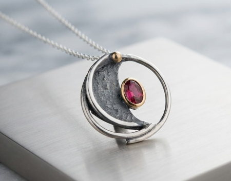 OUTLET - Medalion Cosmic – Textură Antichizată și Piatră Fuchsia