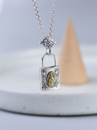 Pandative argint 925 - Medalion din Argint 925 „Sacred Lock” – Pandantiv Tip Lacăt cu Fecioara Maria și Trandafiri Sculptați