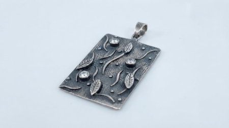 OUTLET - Pandantiv din Argint 925 „Grădina Secretă” – Plăcuță Dreptunghiulară cu Inserții Botanice, Cristale și Finisaj Patinat, 4 cm, 10gr