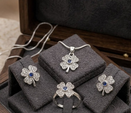 Set argint 925 - Set Complet din Argint 925 „Lucky Sapphire” – Colier, Cercei și Inel Trifoi cu Zirconii Albe și Albastre, 7.6g
