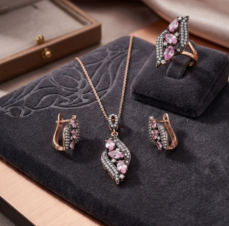 Set argint 925 - Set Complet din Argint 925 Placat cu Aur Roz „Mistic Wave” – Inel, Cercei și Colier cu Zirconii Roz, Negre și Albe, 13.15g