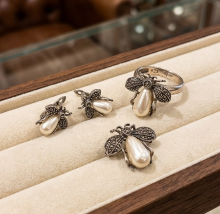 Set argint 925 - Set Complet din Argint 925 „Vintage Honeybee” – Inel, Cercei și Broșă cu Marcasite și Perle Lacrimă, 11.7g
