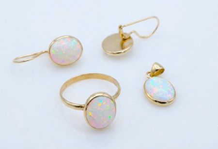 Set aur 14k - Set Complet din Aur Galben 14K cu Opal Alb Oval și Reflexii Irizante – Inel, Cercei și Pandantiv, 3.55g