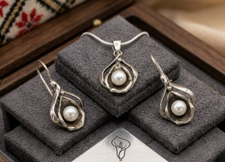 Set argint 925 - Set din Argint 925 „Calla Lily Pearl” – Colier și Cercei cu Finisaj Antichizat și Perle, 8.8g