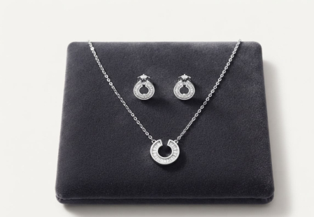 Set argint 925 - Set din Argint 925 „Glow Horseshoe” – Colier și Cercei cu Zirconii Baguette Dispuși Radial, 4.18g