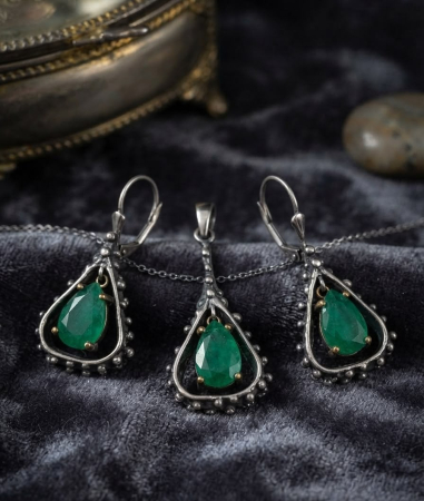 Set argint 925 - Set Vintage din Argint 925 Brunat cu Colier și Cercei, Pandantive Lacrimă cu Pietre Verde Smarald, 3.5 cm, 15.35g