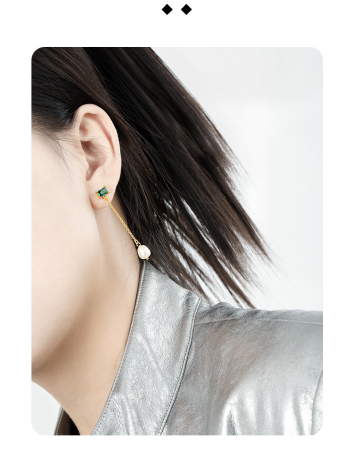 Cercei argint - Tip cercei: Lungi / Candelabru (Drop Earrings)Pietre: Zirconiu cubic verde cu tăietură dreptunghiulară (Emerald Cut)Elemente: Perlă de cultură naturală (formă barocă / picătură)Culoare: Galben / Auriu
