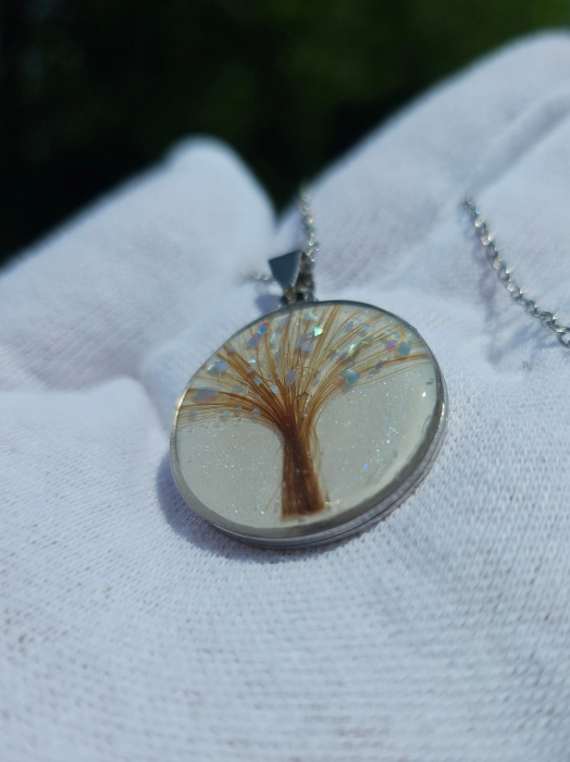 Medalion rotund cu fire de păr [2]