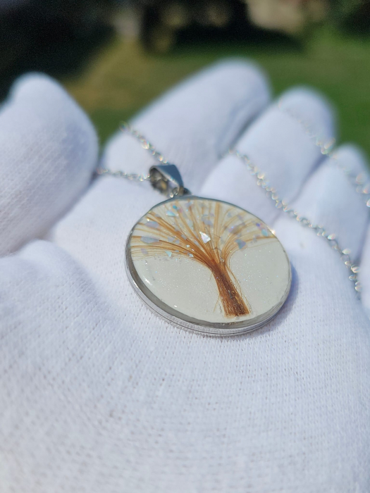 Medalion rotund cu fire de păr [3]