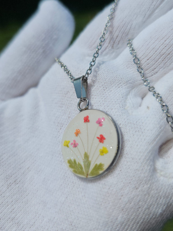 Medalion rotund cu fire de păr [1]