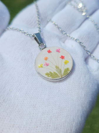 Medalion rotund cu fire de păr [2]