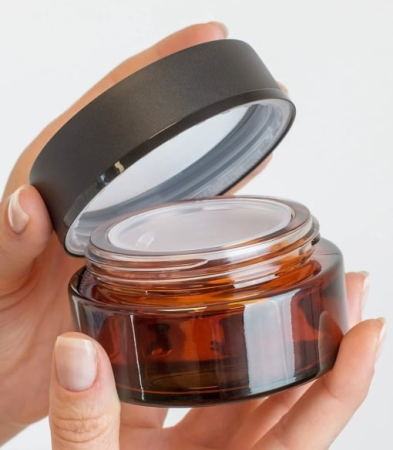 Materiale  - Borcan sticlă Laurence Amber cu capac și disc, 100 ml