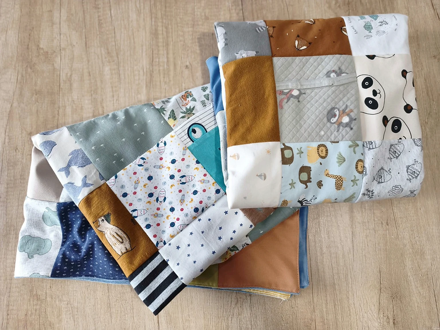 Pătură memory patchwork realizată din hăinuțele copilului [6]