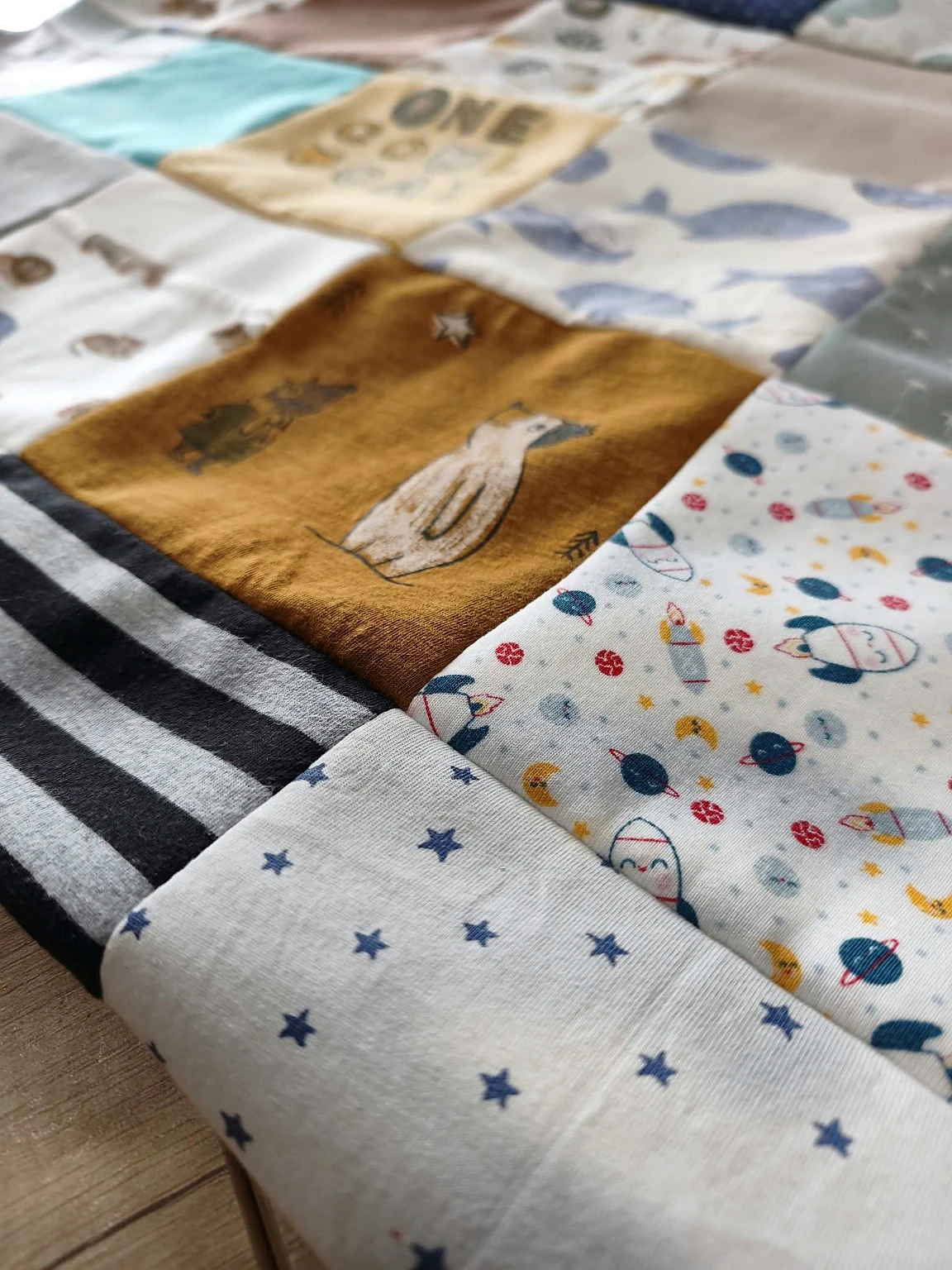 Pătură memory patchwork realizată din hăinuțele copilului [4]