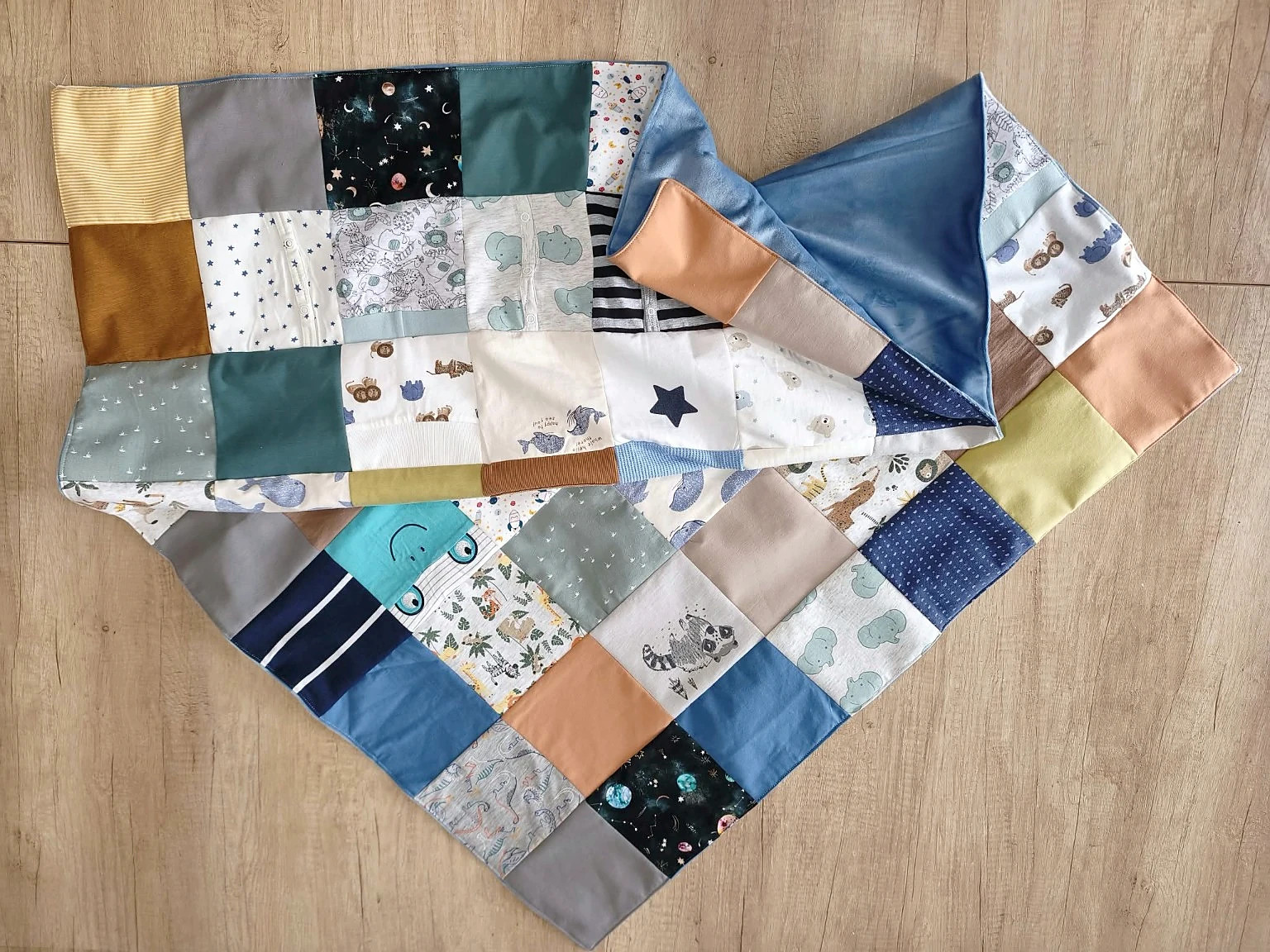 Pătură memory patchwork realizată din hăinuțele copilului [2]