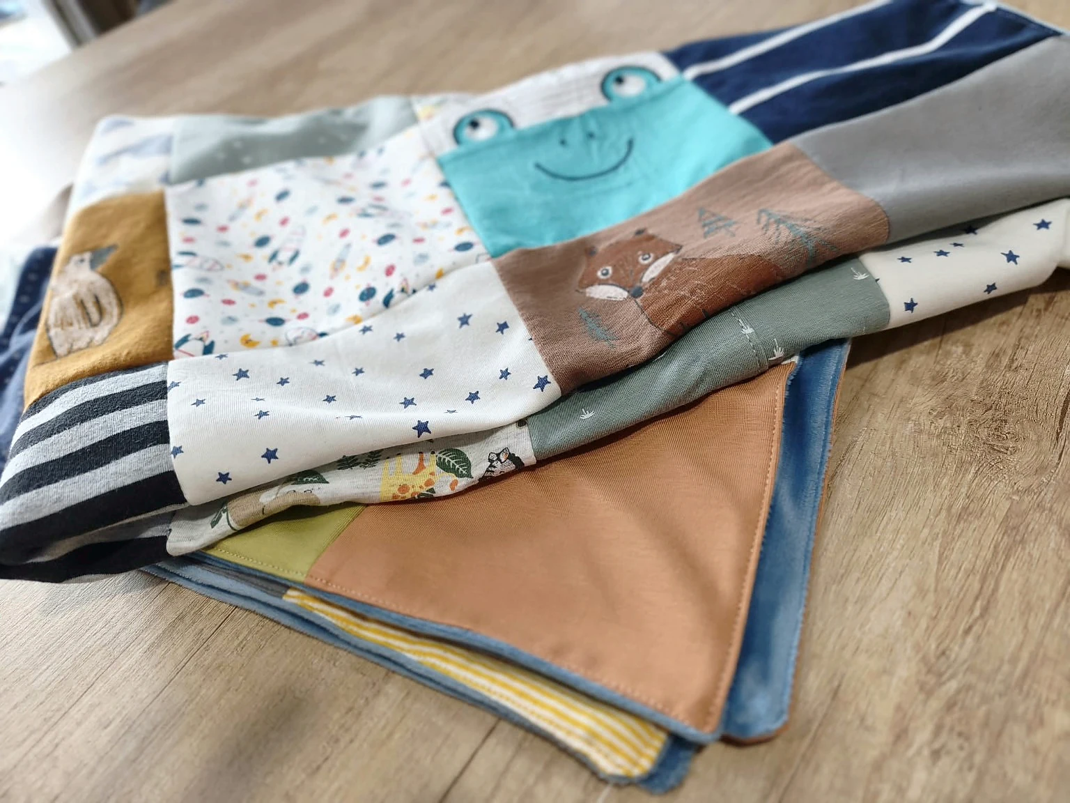 Pătură memory patchwork realizată din hăinuțele copilului [5]