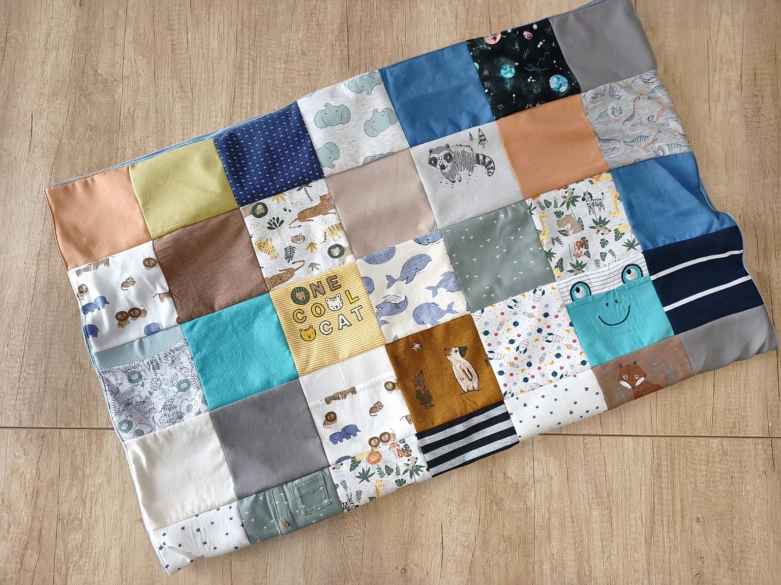 Păturici și textile baby - Pătură memory patchwork realizată din hăinuțele copilului