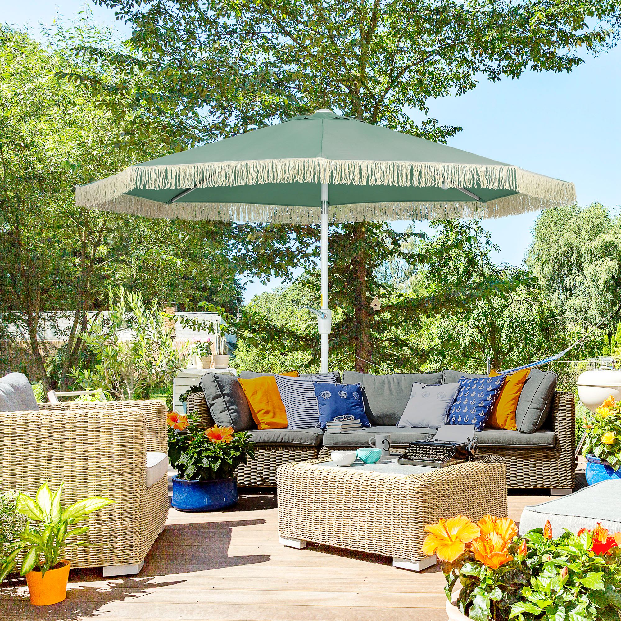  Umbrela de Gradina cu Manivela, inclinabila, tija din 2 sectiuni, poliester si metal, 2.6x2.4 m, verde [1]