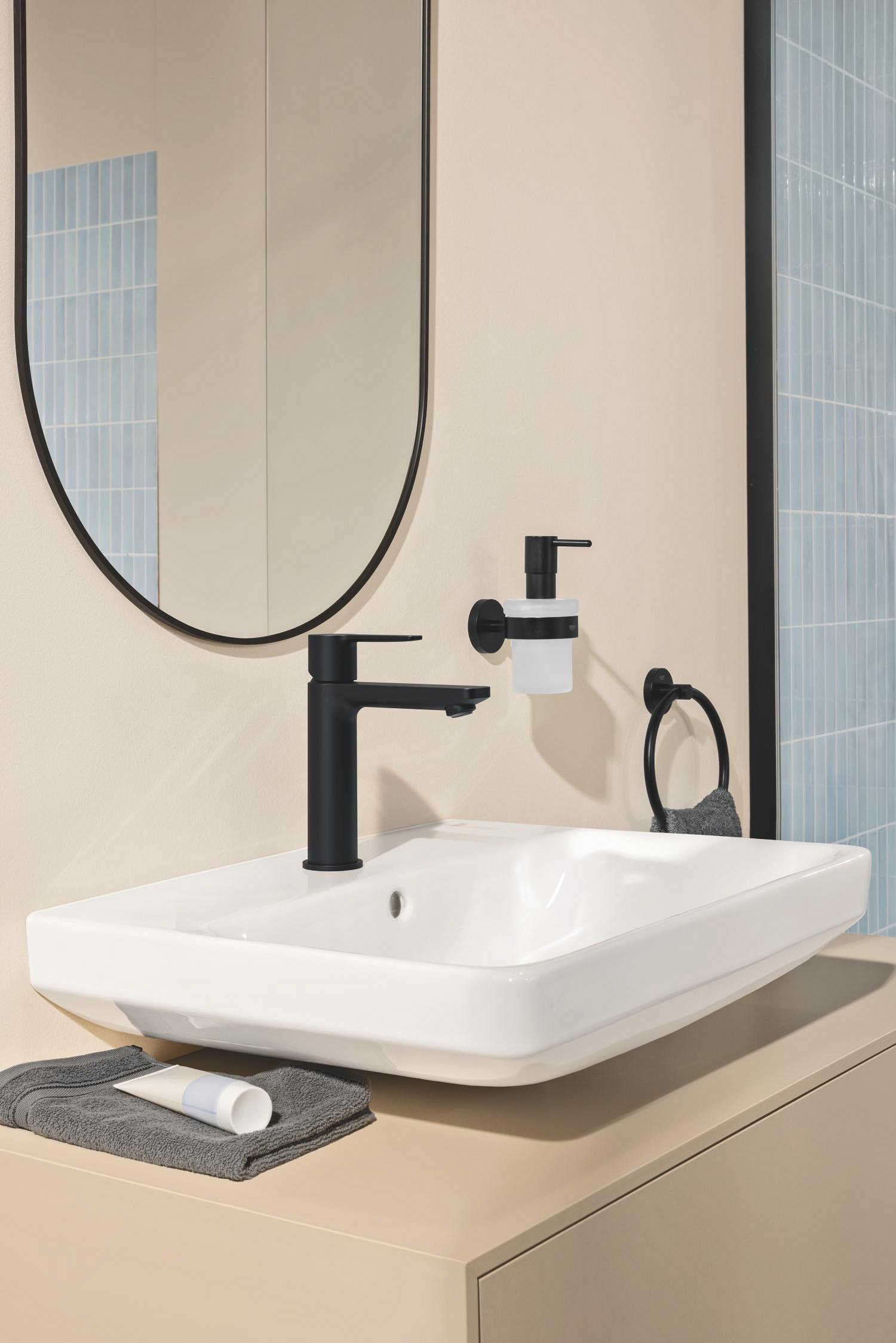 Baterii sanitare - Baterie lavoar Grohe 231062431, Lineare, tip comanda monocomanda, marime m, tip instalare pe lavoar, negru