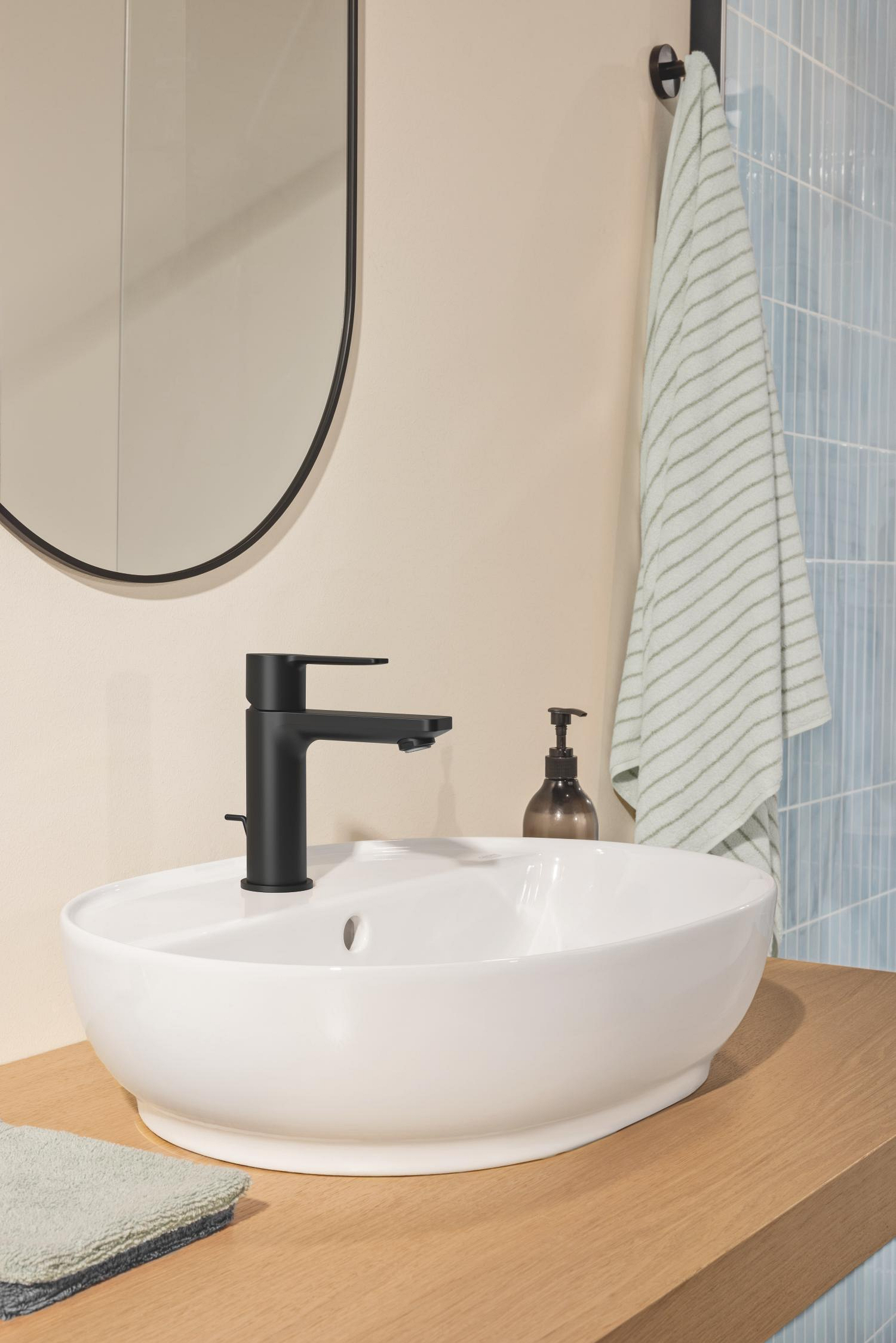 Baterii sanitare - Baterie lavoar Grohe 321092431, Lineare, tip comanda monocomanda, marime s, tip instalare pe lavoar, negru