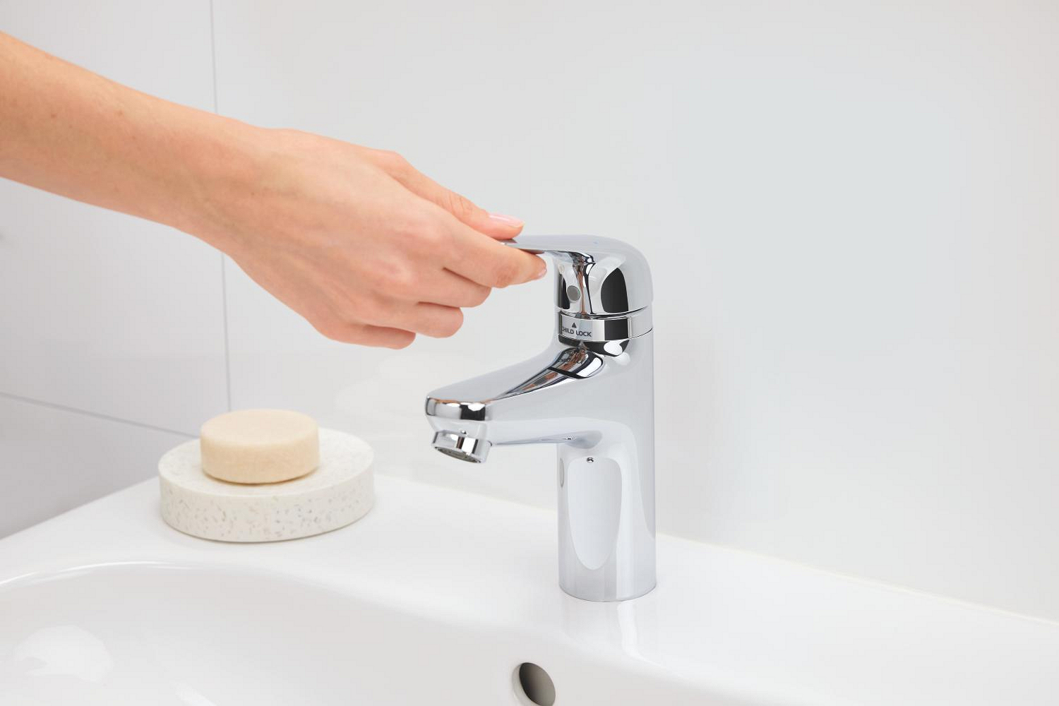 Baterie lavoar Grohe 24319001, Swift, tip comanda monocomanda, tip instalare pe lavoar, marime s, crom [19]