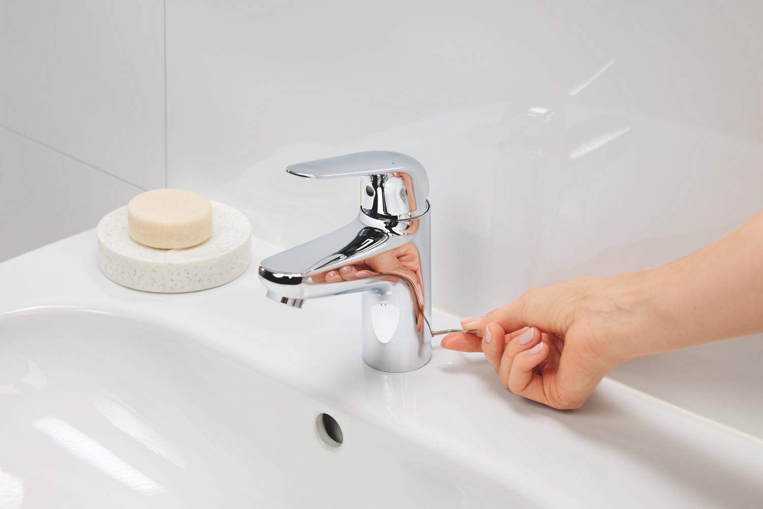 Baterie lavoar Grohe 24319001, Swift, tip comanda monocomanda, tip instalare pe lavoar, marime s, crom [25]